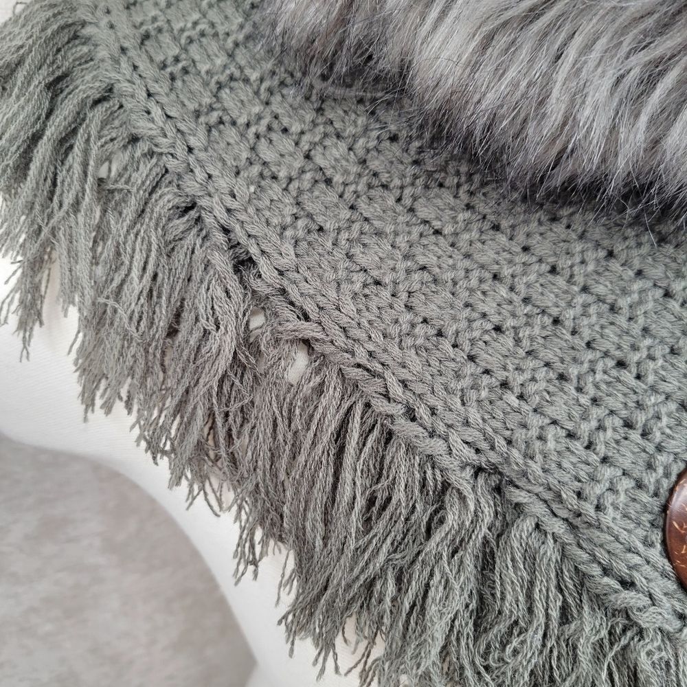 Gray Faux Fur Trimmed Scarf Shoulder Warmer Shaw Chunky Knit Fringe Poncho - Picture 3 of 9